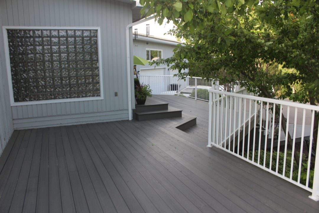 Blueflower Sunrooms - Service - Claresholm Deck builder - 3 (1)